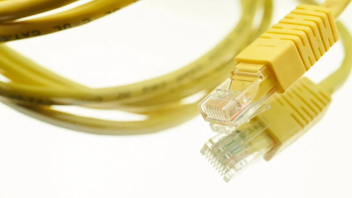 Gelbes Netzwerkkabel mit RJ45-Stecker, Symbolbild für Plex Media Server Sicherheitslücke