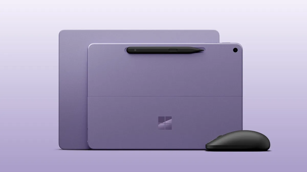 Surface Pro 12 Zoll und Surface Laptop 13 von hinten mit Surface Slim Pen und neuer Surface Mouse